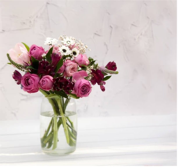 bouquet de fleurs roses dans un vase